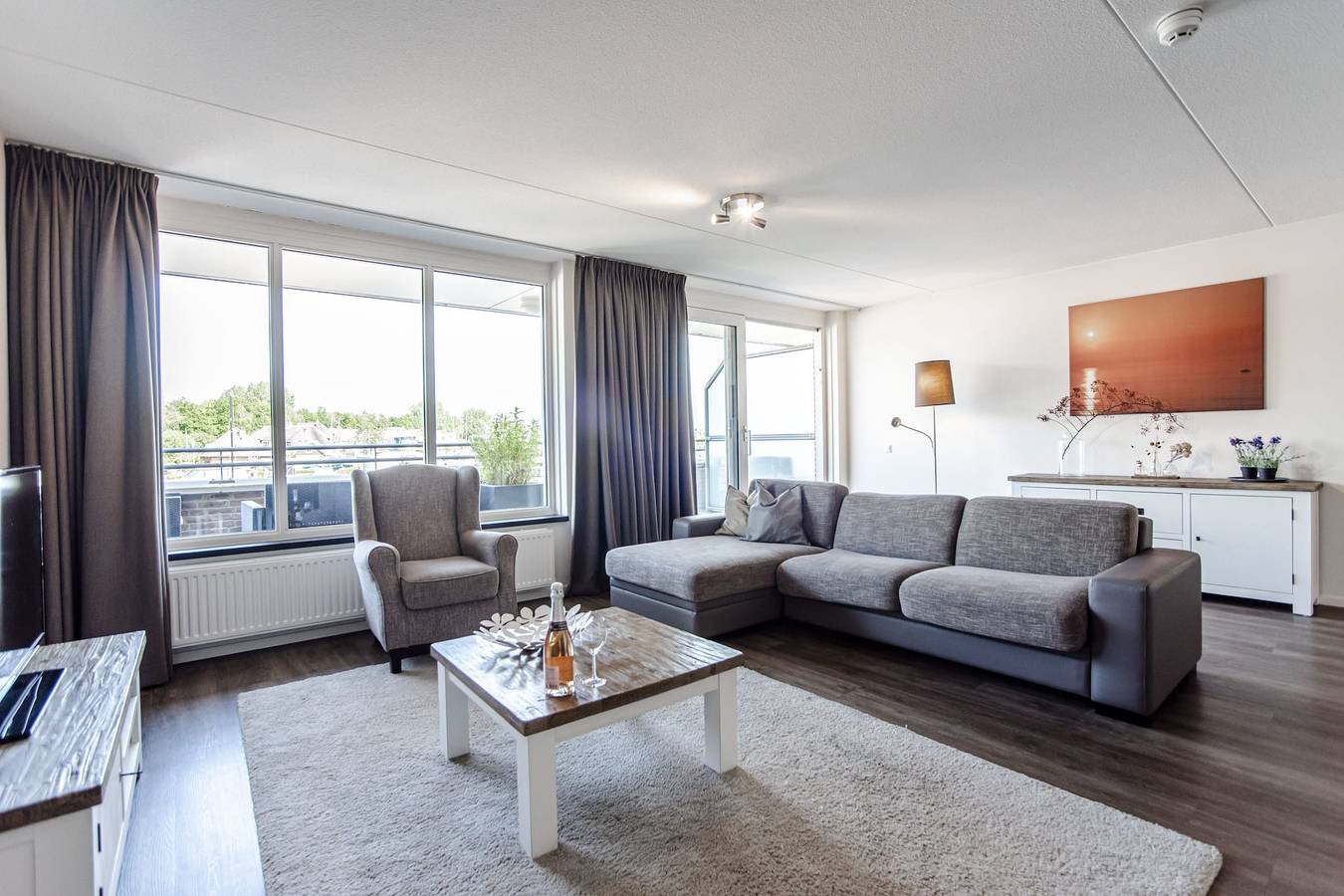 Ganze Wohnung, Geräumige und luxuriöse Wohnung im ersten Stock mit Balkon in Warmond, Niederländische Nordsee