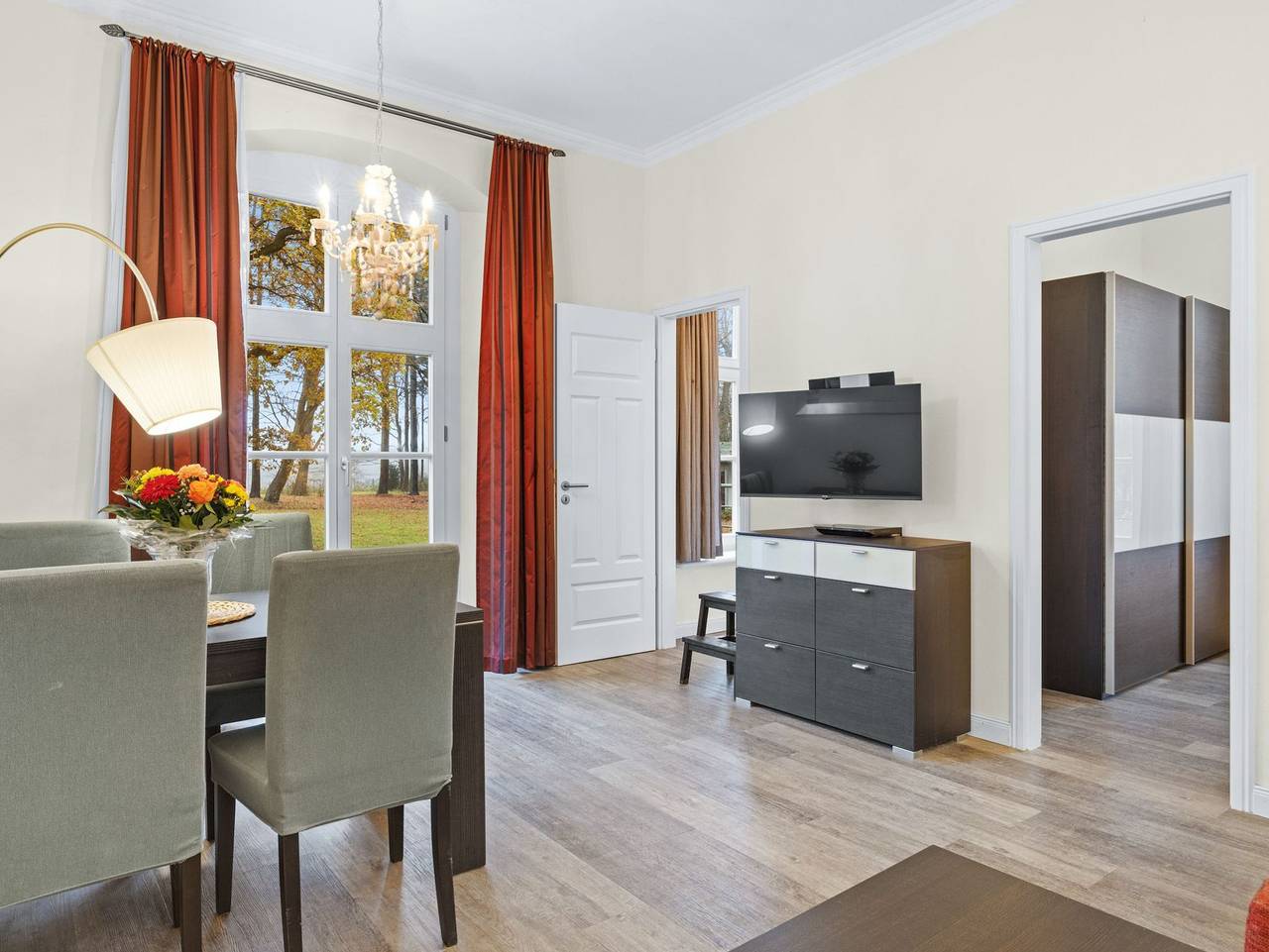 Schloss Hohen Niendorf bei Kühlungsborn, Kamin & Sauna in Hohen Niendorf, Bastorf