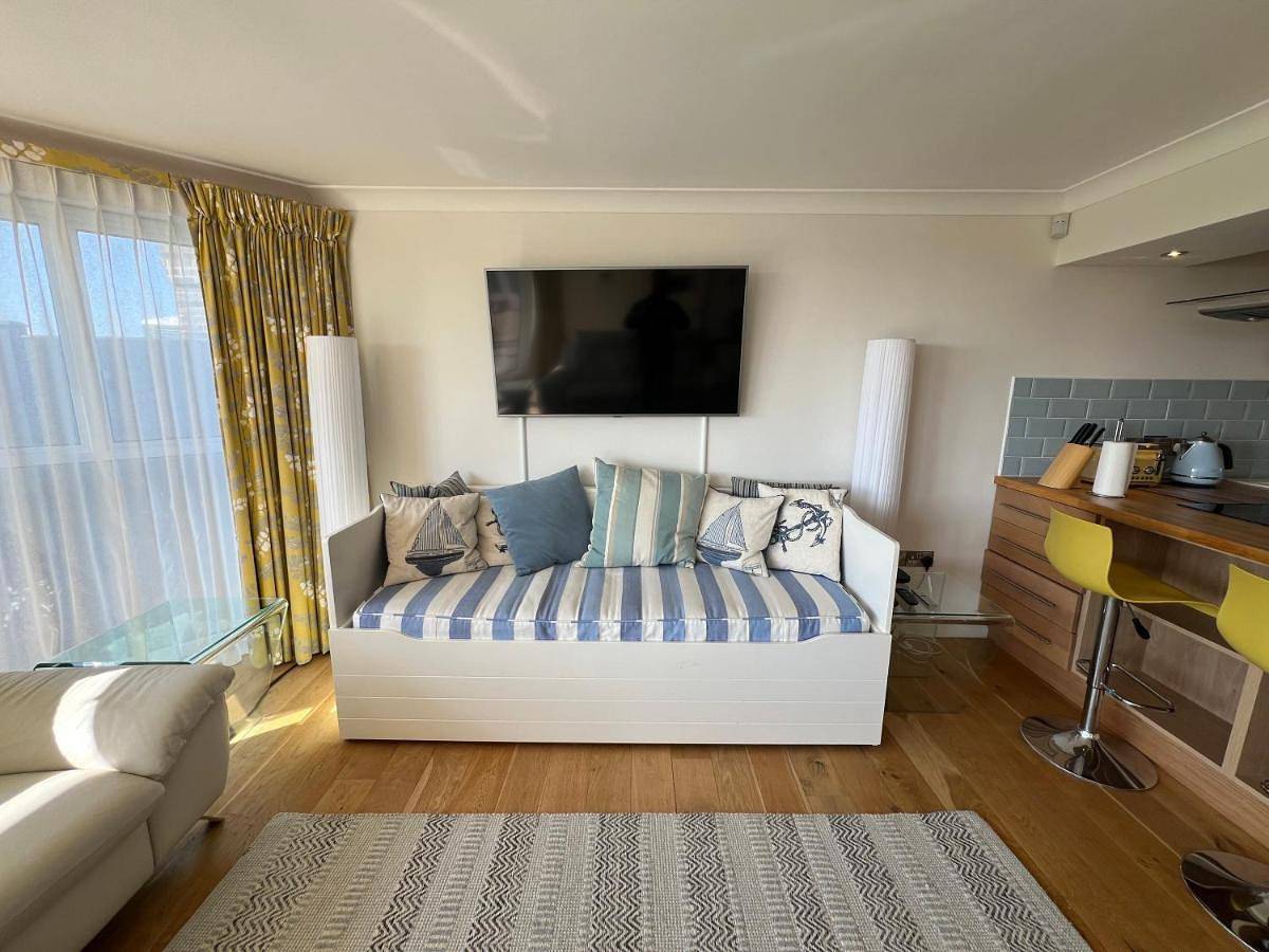 Barton on Sea self contained, stunning sea views in Barton on Sea, Hampshire