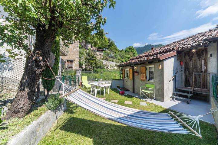 Casa de férias "Erve Come una Volta" com vista para a montanha e jardim in Costalottiere, Erve