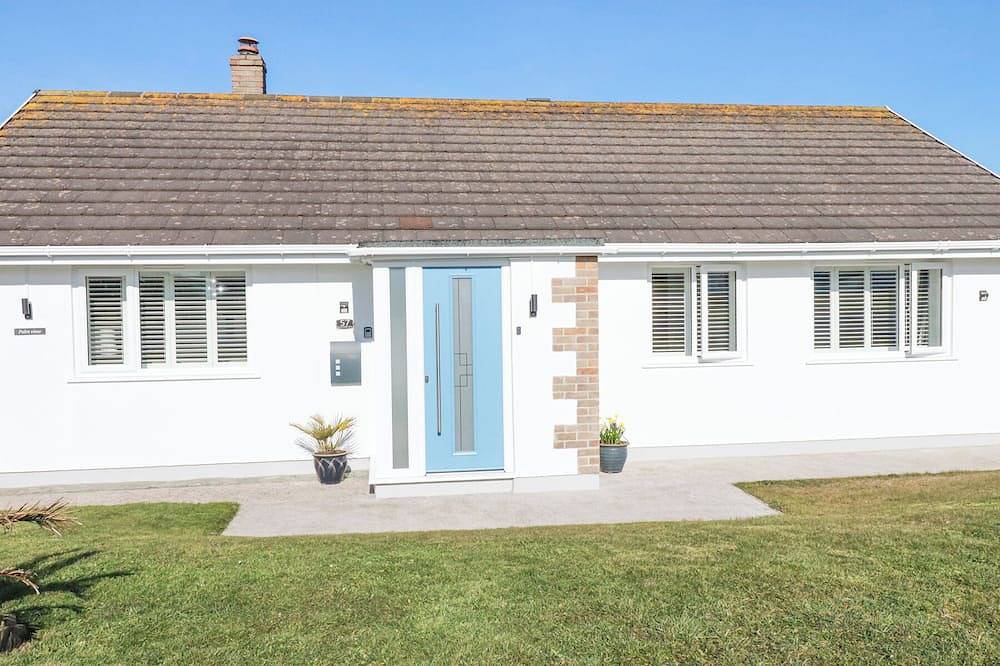 Palm View, pet friendly, character holiday cottage in Holywell Bay in Holywell Bay, Cornwall