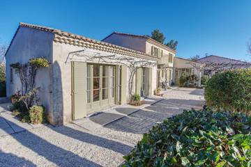 Location de vacances pour 10 personnes, avec terrasse ainsi que sauna et jardin à Eygalières