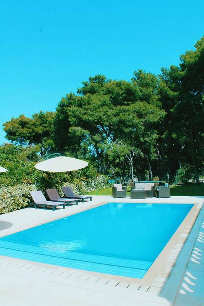 Ferienhaus für 16 Personen, mit Balkon/Terrasse und Garten sowie Pool auf Brac