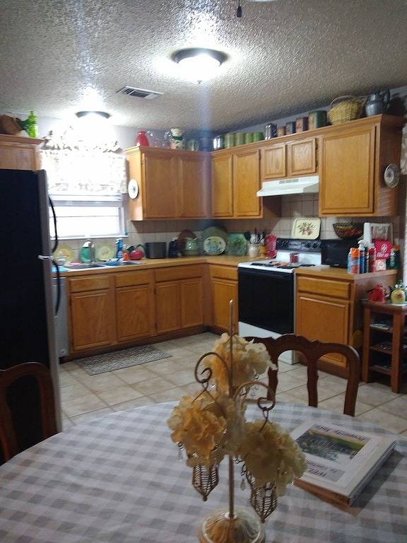 On beautiful small private lake, less than 1 mile to First Monday shopping in Canton, Van Zandt County