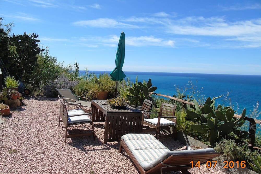 Apartamento entero, Cà Gialla en Bonassola tu terraza con vistas al mar y las estrellas in Bonassola, Riviera di Levante