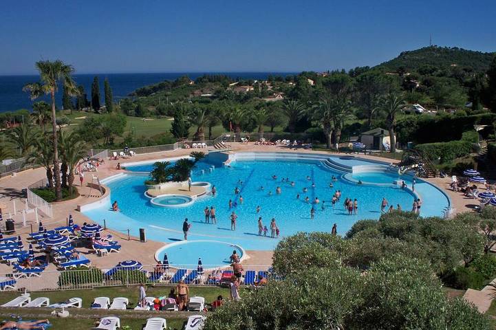 Village vacances pour 5 personnes, avec Terrasse ainsi que Jardin et Piscine dans 