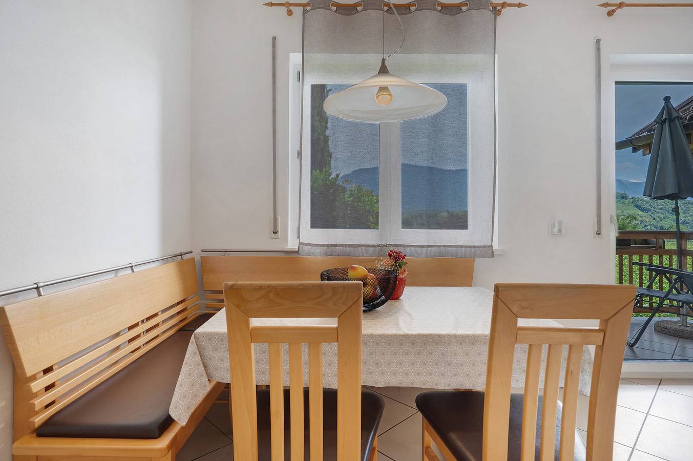 Ganze Wohnung, Ferienwohnung 'Pink Lady' mit Bergblick, Gemeinschaftsterrasse und Wi-Fi in St. Pauls, Eppan an der Weinstraße