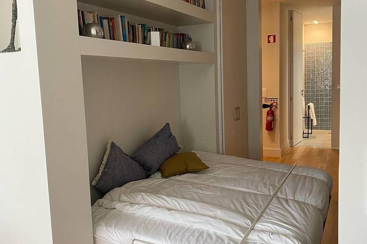Appartamento intero, Spacious studio with WiFi, a king size bed, and a murphy bed in vibrant Porto in Miragaia (Porto), Distretto di Porto
