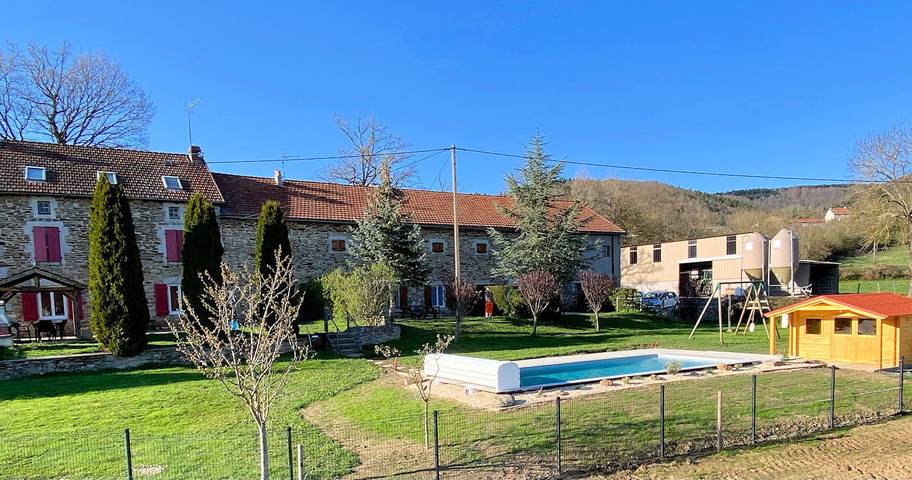 Location de vacances pour 10 personnes, avec Terrasse et Piscine dans le Cantal