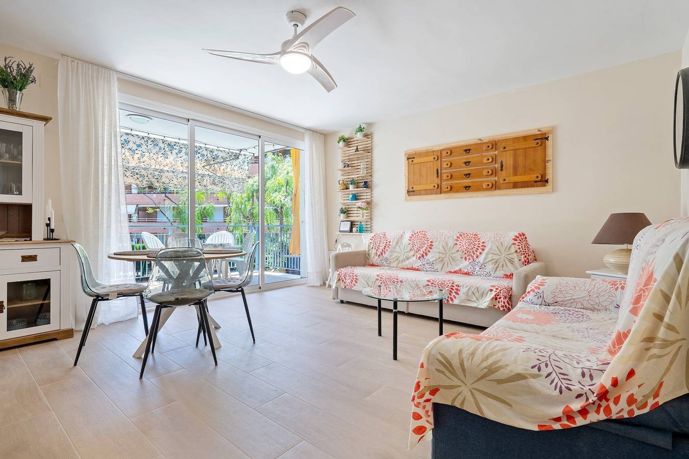Apartamento entero, Apartamento 'Playa y Piscina' con piscina compartida y terraza privada in Vilafortuny, Cambrils