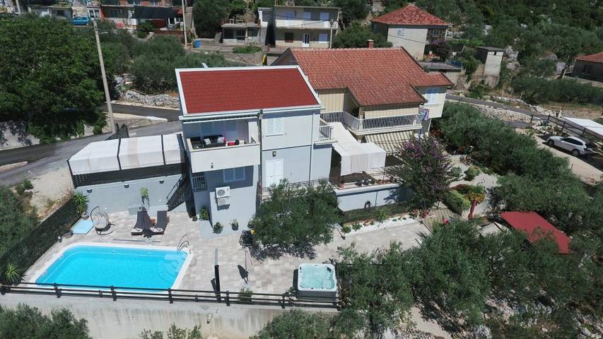 Ferienhaus für 4 Personen, mit Pool und Garten sowie Ausblick und Seeblick