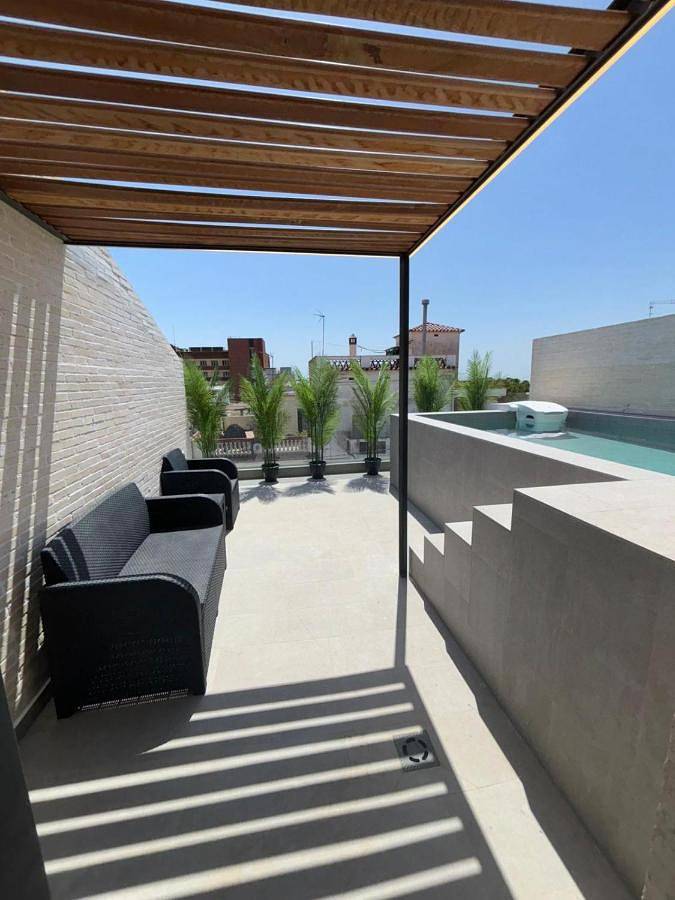 Location de vacances pour 8 personnes, avec vue et bassin pour enfant ainsi que piscine et balcon, adapté aux familles à Esplugues de Llobregat - 2