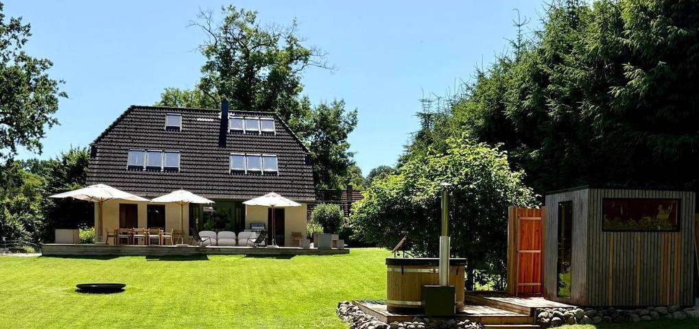 Ferienhaus für 10 Personen, mit Balkon und Whirlpool sowie Terrasse und Garten in Sternberg