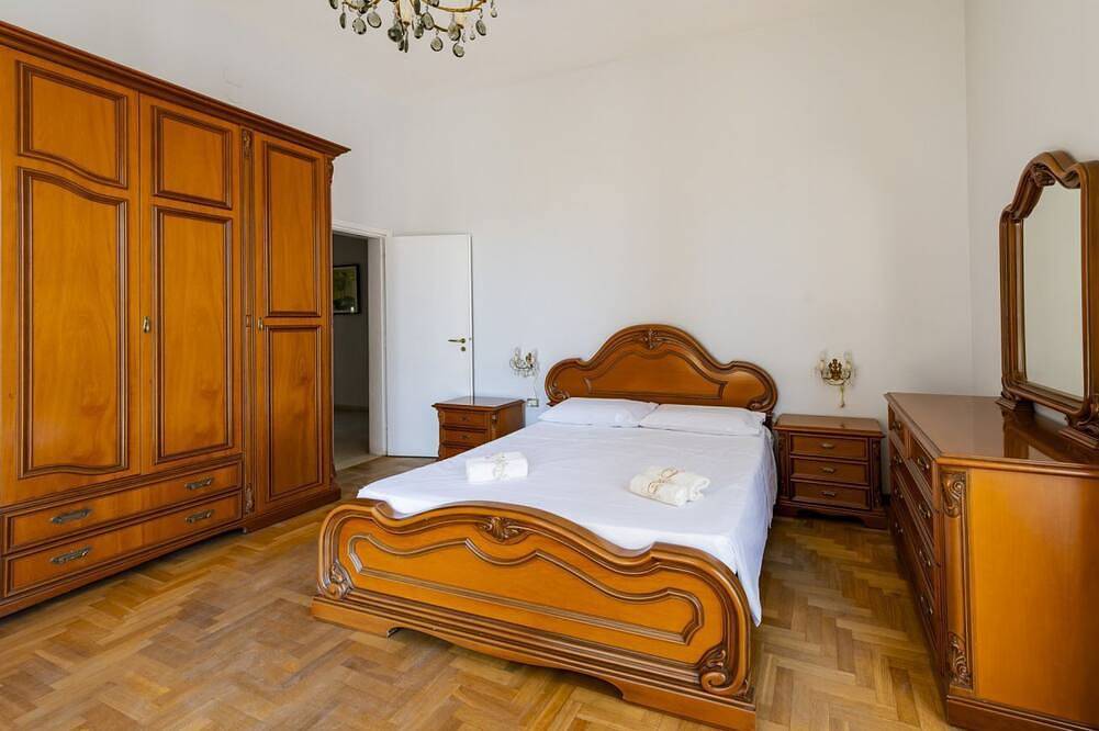 Ganze Wohnung, Large apartment of 130sqm located on the third floor of a building with elevator (4 steps to access), ideal for 4 people.The accommodation is located in a strategic area, served by all services: bars, restaurants, supermarkets and pharmacy. Just 10 min w in Pescara, Adriaküste Abruzzen