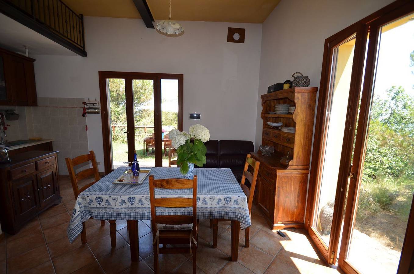 Alleinstehendes Ferienhaus mit Dachterrasse und Meerblick mitten im Grünen in Lingueglietta, Cipressa