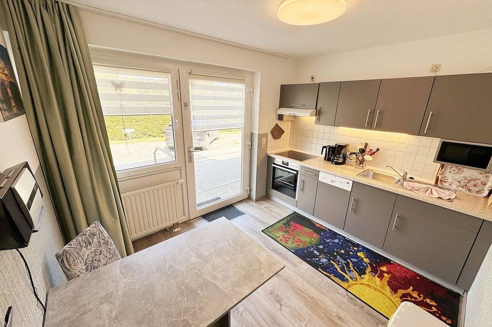 Ganze Wohnung, Wohnung 02 mit Terrasse und Boddenblick - Mr: Haus Inselperle mit Blick auf den in Alt Reddevitz, Mönchgut