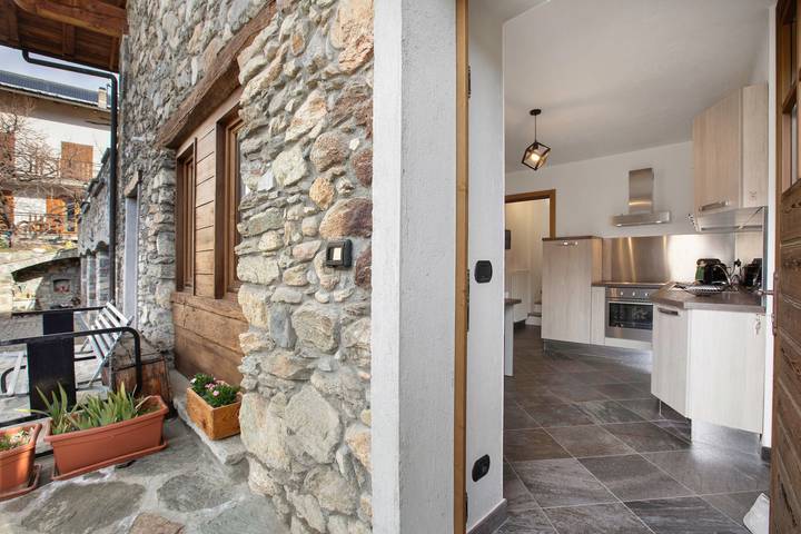 Hel lägenhet, Apartment 'Mini House' with Mountain View, Private Terrace and Private Garden in La Cretaz-Roisan, Comune di Roisan