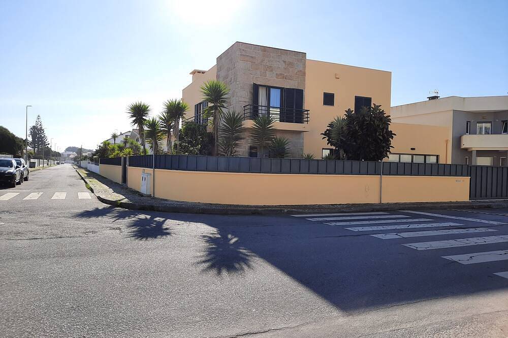 House Esposende -12 pax, swimming pool, beach 100m away in Marinhas, Esposende