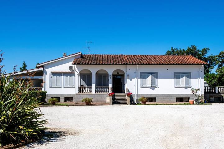 Villa con piscina per 10 persone, con terrazza e giardino nonché piscina nel Lazio