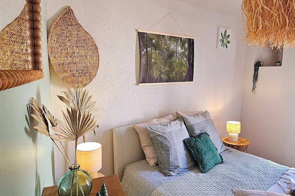Entire apartment, Gîte 3 pers Bornéo - Relaxation with heated swimming pool and secure parking lot in La Roche-sur-Yon, Loire Valley