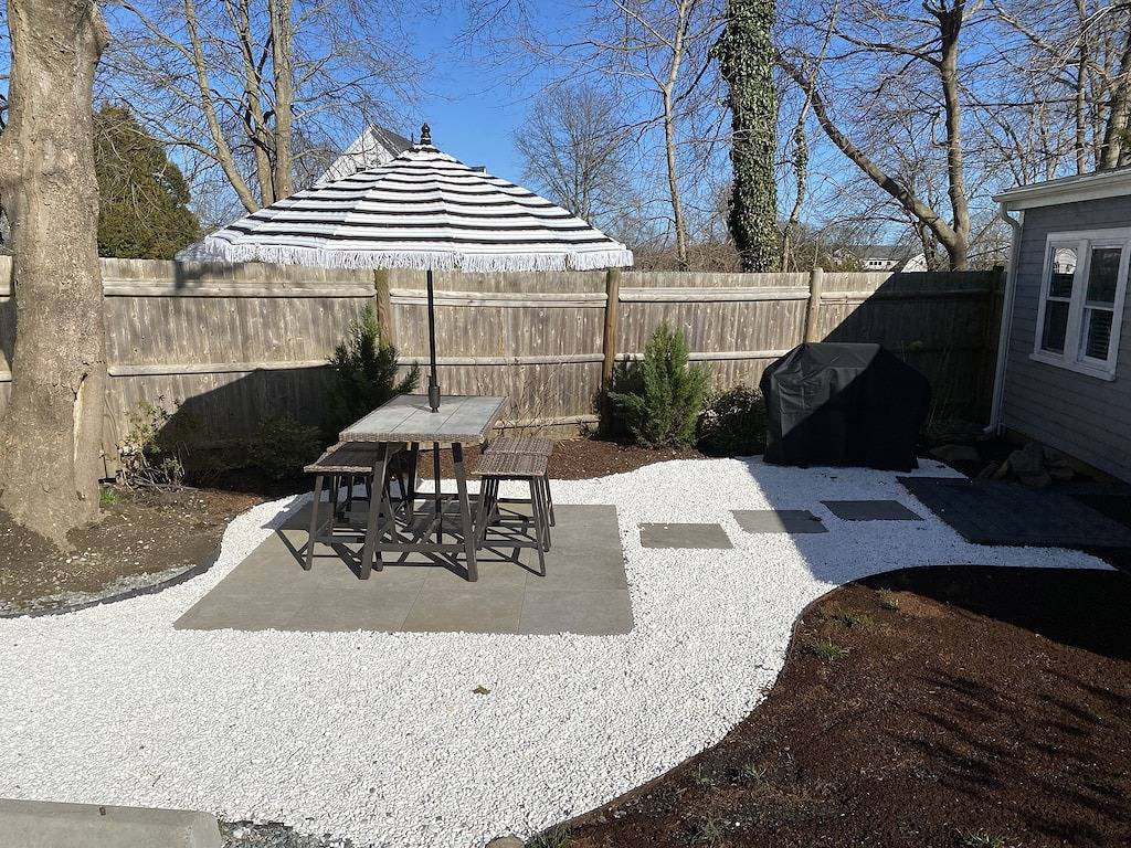 Cheerful two bedroom cottage with Parisian patio! in Middletown, Newport County