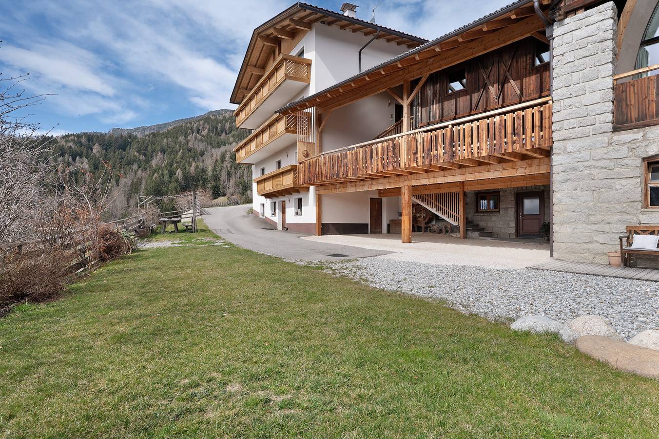 Ganzes Studio, Studio 'Dietrichhof Pavilion Fire' mit Bergblick, gemeinsamer Terrasse und Wi-Fi in Feldthurns, Dolomiti Superski