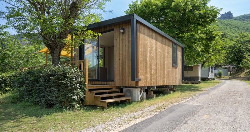 Caravane pour 2 personnes, avec balcon/terrasse ainsi que sauna et terrasse dans l' Aveyron