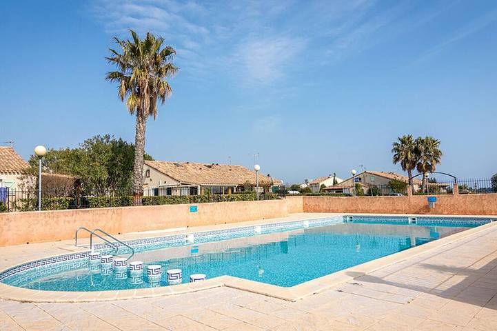 Appartement entier, Maison familiale à Loupian avec piscine commune et climatisation in Loupian, Côte méditerranéenne (France)