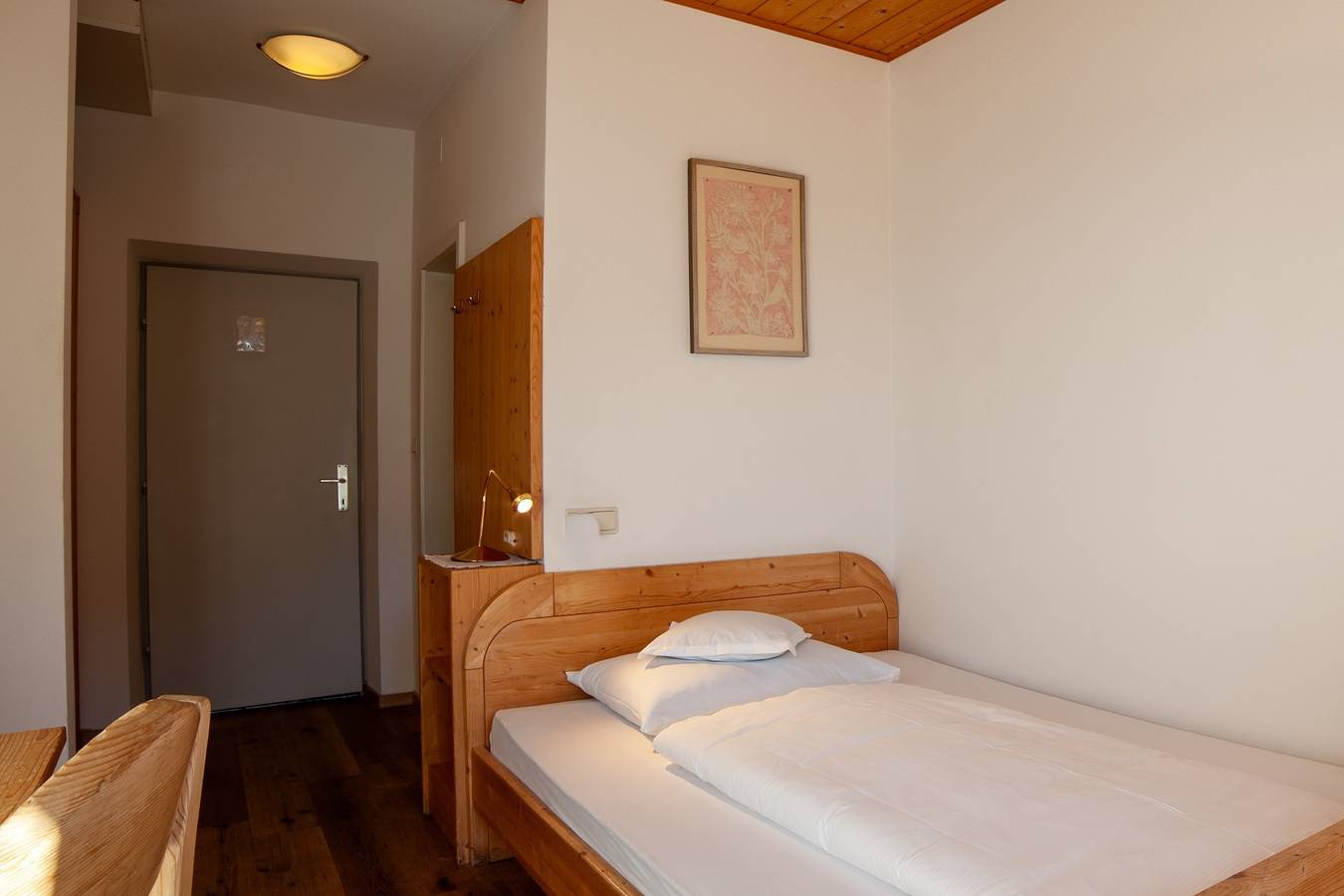 Gasthof Kirchsteiger 'Zimmer 3' with Lake View, Shared Terrace and Wi-Fi in Santa Valburga d'Ultimo, Ulten