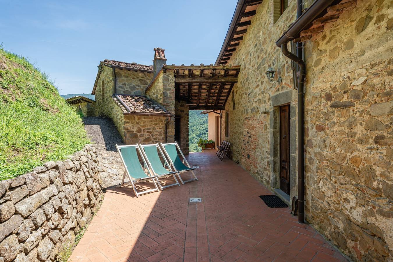 Appartement entier, Appartement "Casa Di Pietro" avec vue sur la montagne, piscine partagée et Wi-Fi in Pescia, Province de Pistoia