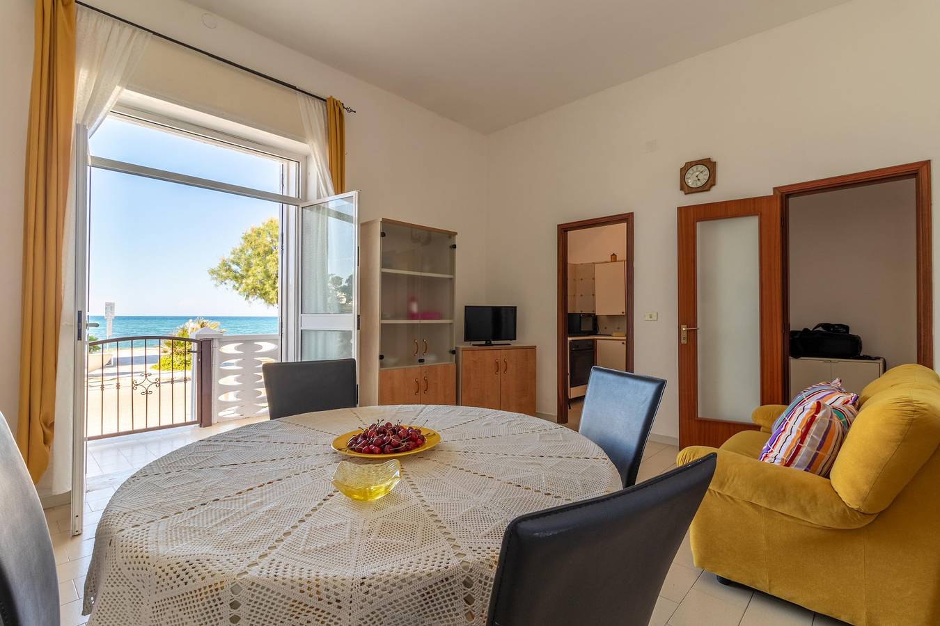 Ganze Wohnung, Ferienwohnung 200 m vom Meer mit Meerblick & Terrasse in Marina di Ostuni, Salento