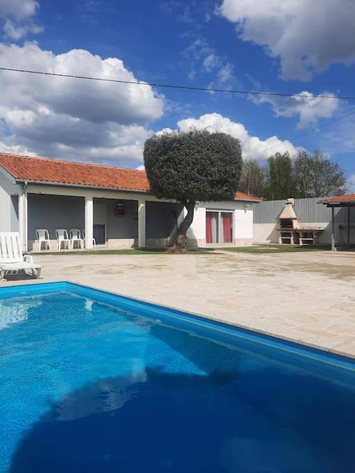 Location de vacances pour 6 personnes, avec piscine ainsi que vue et jardin dans Vila Verde - 2