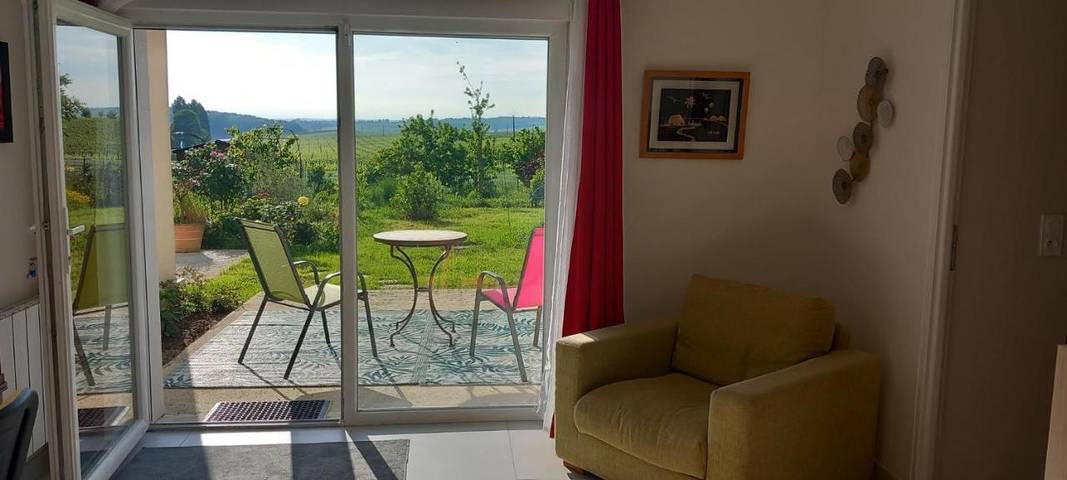 Gîte pour 2 personnes, avec terrasse et vue à Épargnes