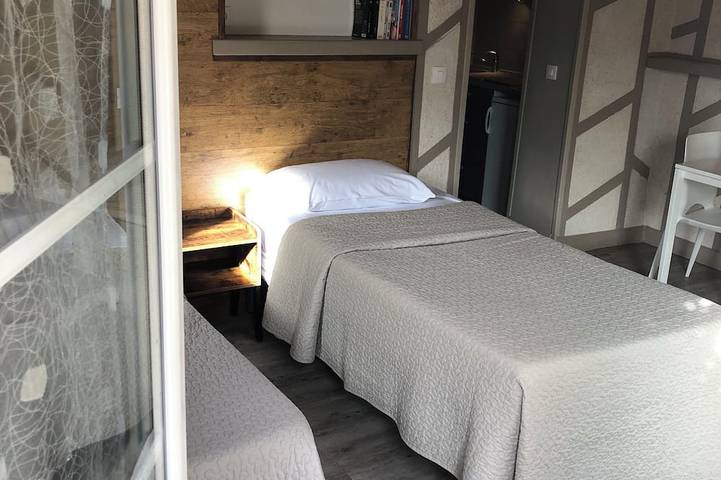 Entire apartment, Large 22 m2 ground-floor studio, 5-minute walk from Igr/Paul Brousse line 14 in Villejuif, Val-de-Marne