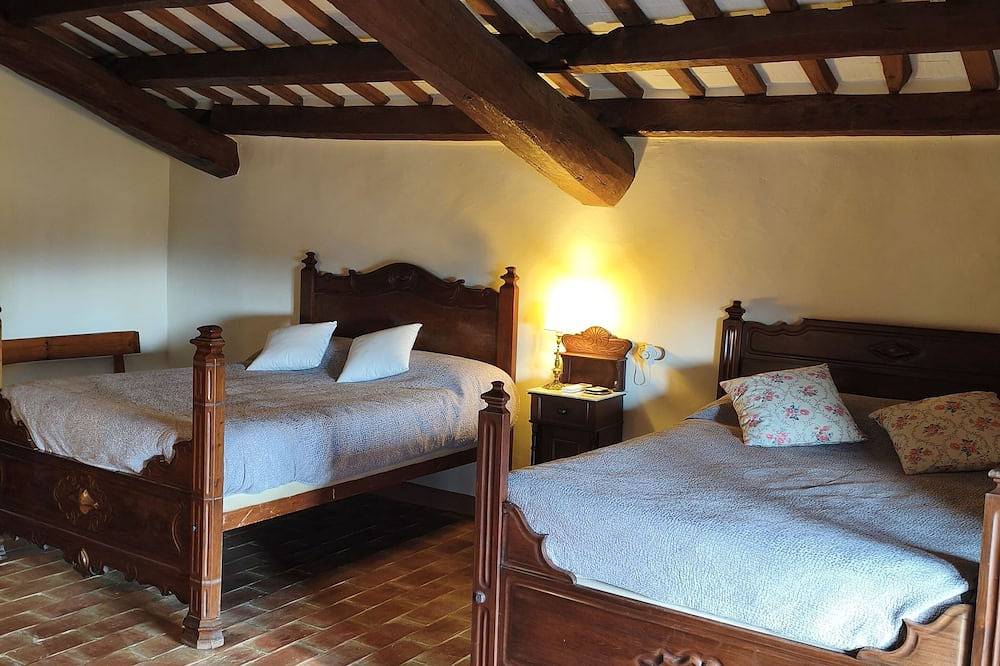 13th-Century Restored Masia with 5 Rooms – Nature Retreat in La Garriga in La Garriga, Interior de Barcelona