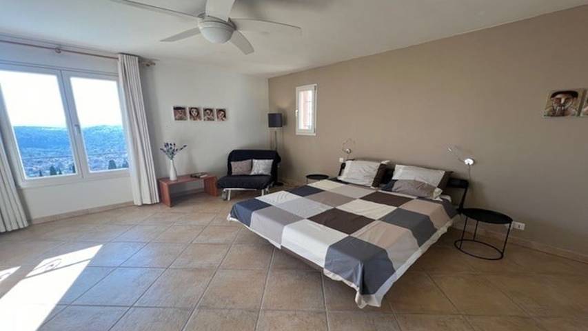 Location de vacances pour 10 personnes, avec jardin ainsi que piscine et terrasse, animaux acceptés à Cabris - 4