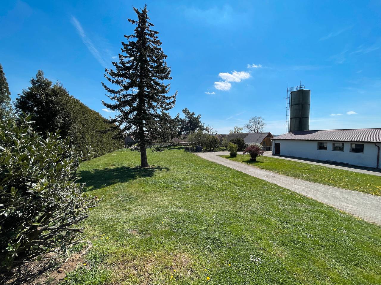 Ganze Wohnung, Ferienwohnung 'Hesselbergblick' mit Bergblick, privater Terrasse und Wlan in Romantische Straße