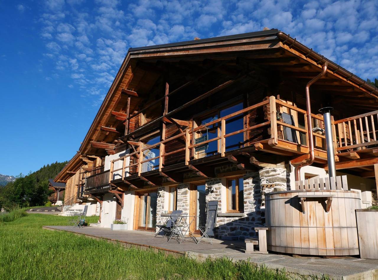 Chambres d'hôtes La ferme d'Hauteluce - Chambre d'hôtes "Outray" - Terrasse et vue in Hauteluce, Région d'Albertville