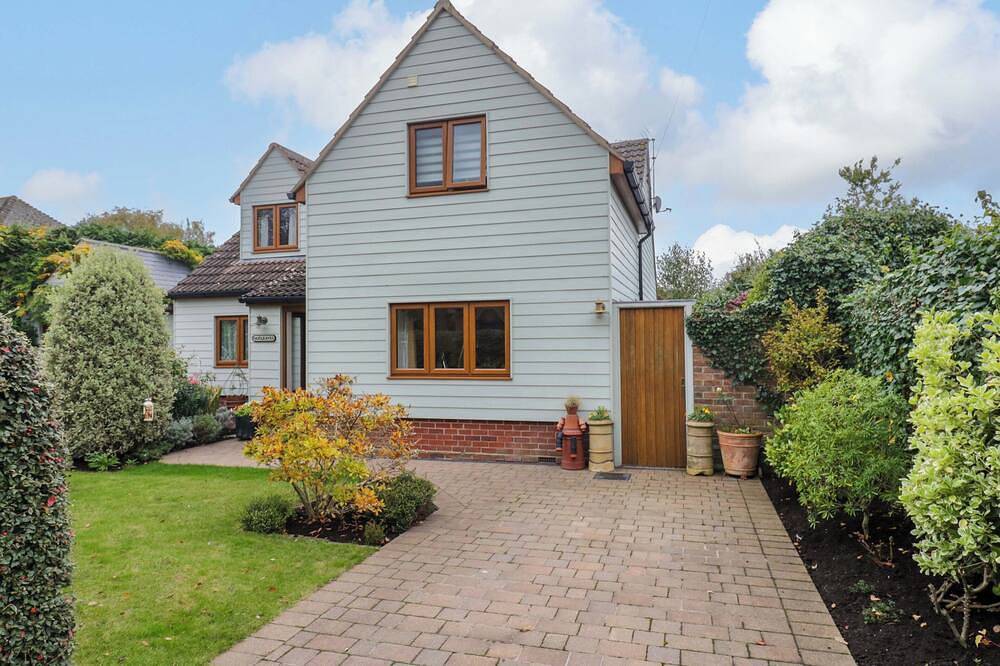 Oakleaves, romantic, country holiday cottage in West Mersea in Mersea Island, Colchester