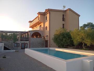 Chambre d’hôte pour 2 personnes, avec piscine ainsi que jardin et vue dans Krk