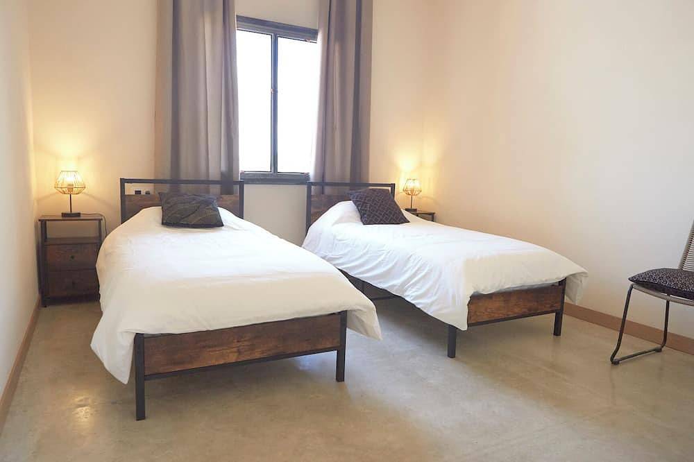 Atypical ecolodge with green roof, 40 min from Barcelona, for 6-8 people in Canyelles (Barcelona), Garraf