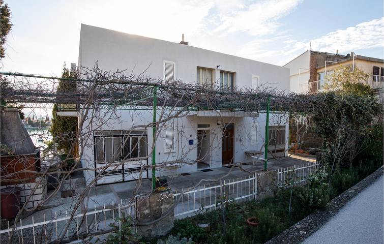 Ganze Ferienwohnung, Gemütlich, 2 km vom Strand entfernt: WLAN, Klimaanlage, Parkplatz und Terrasse in Klek, Dubrovnik-Neretva