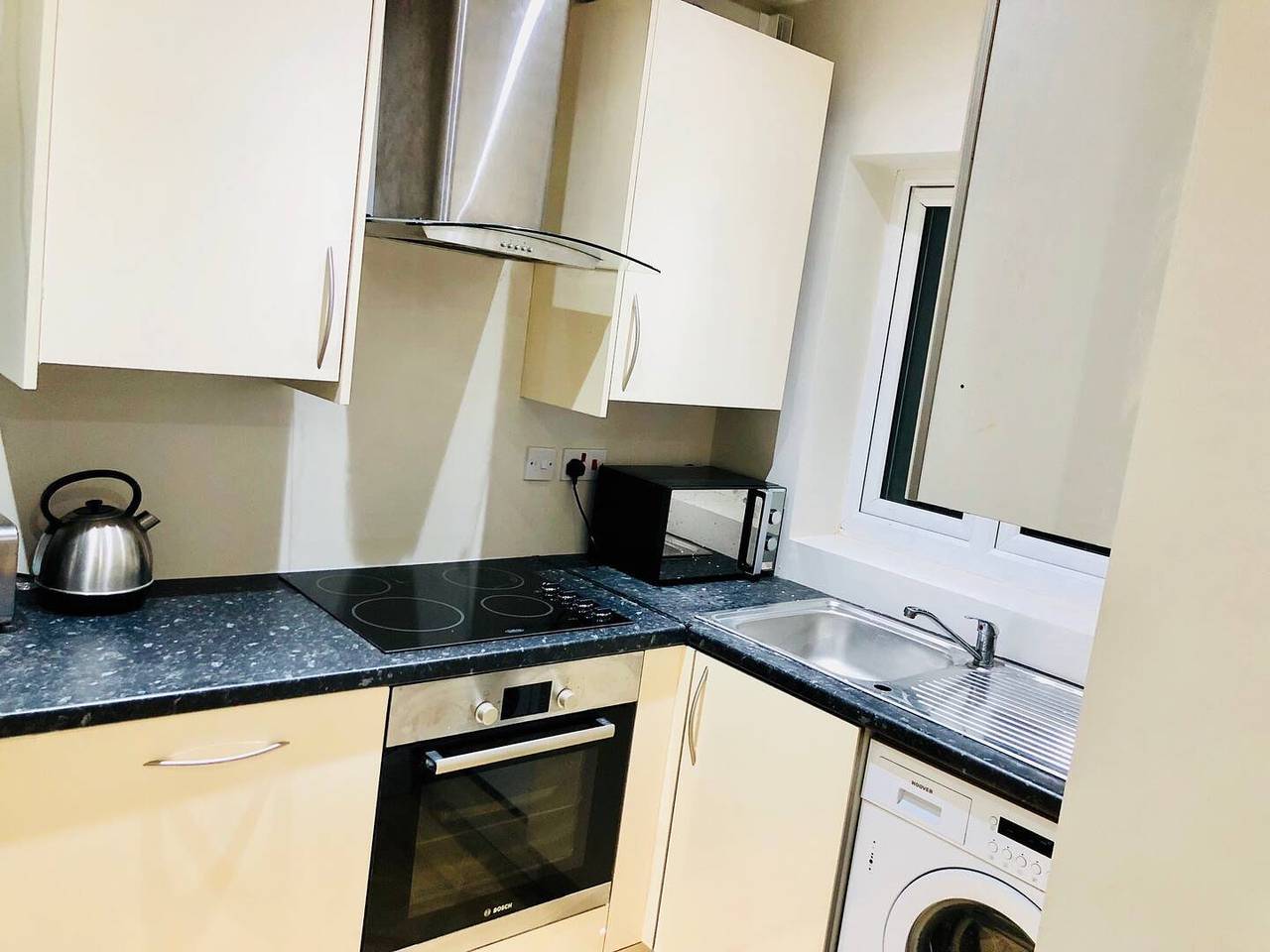 Ganze Ferienwohnung, Small 3 Bed Flat near Heathrow in Spelthorne, Surrey