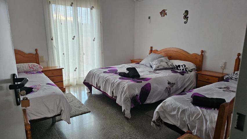 Alojamiento y desayuno para 3 personas, con Terraza y Jardín además de Piscina para niños y Piscina en Pla de l'Estany - 2