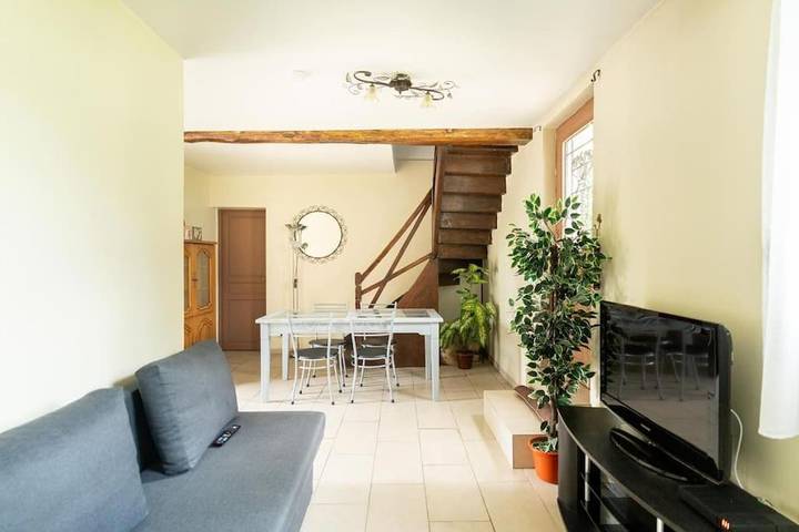 Gîte pour 9 personnes, avec jardin dans Monceaux