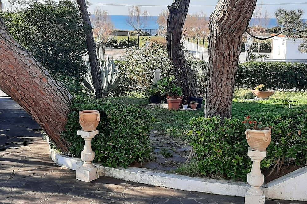 Apartamento entero, Apartamento en el verde, relajarse, a 50 metros del mar cerca del Golfo Gaeta. in Marina di Minturno, Provincia de Latina