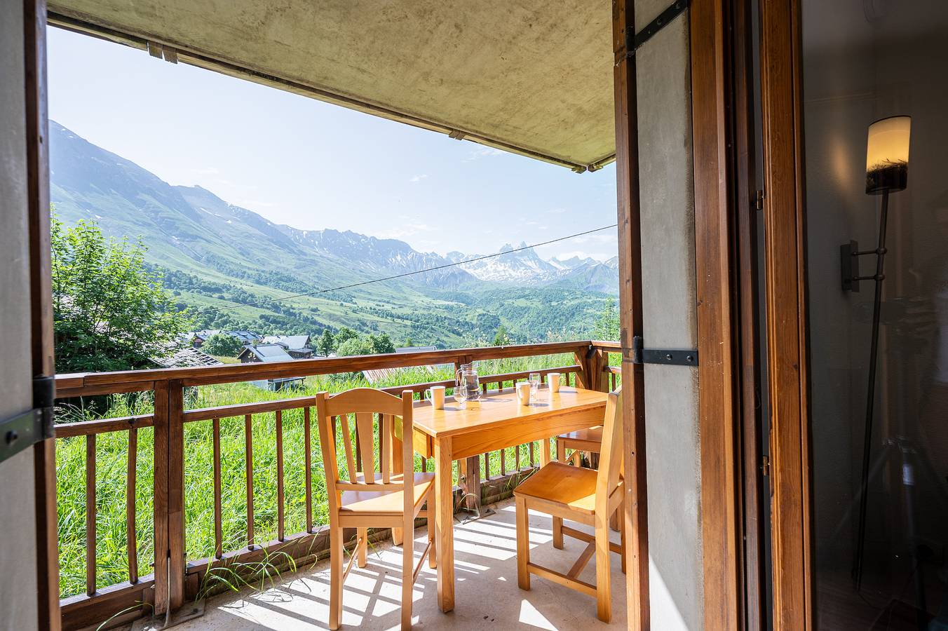 Apartamento entero, Apartamento 'Neptuno' con vistas a la montaña y balcón in Col du Mollard, Albiez-Montrond