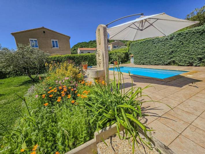 Location de vacances pour 8 personnes, avec jardin ainsi que terrasse et piscine à Volonne - 2