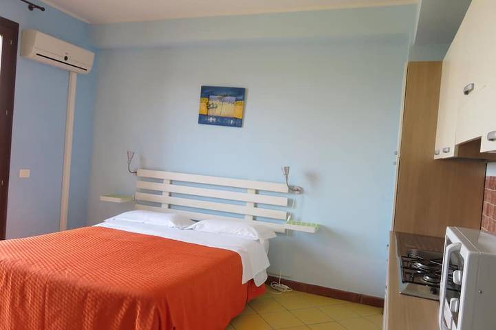 Appartamento intero, Monolocale con terrazza privata, piscina vista mare e wifi in Santa Tecla, Acireale