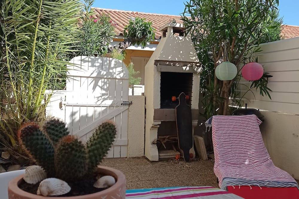 Petit pavillon avec terrasse/ mezzanine/piscine/parking  à 200 m de la mer. in Narbonne Plage, Narbonne